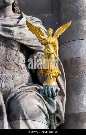 Die Statue La France sous Louis XVI von Laurent Marqueste mit vergoldetem Engel vor der Brücke Pont Alexandre III, Paris, Frankreich, Europa Stockfoto