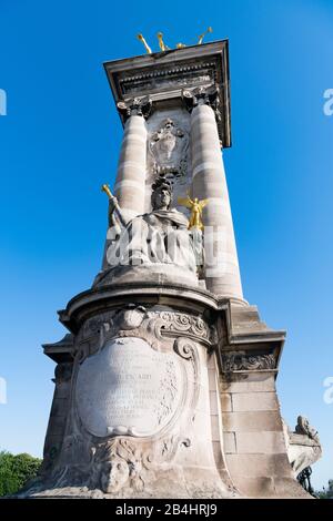 Die Statue La France sous Louis XVI von Laurent Marqueste mit Zepter und Engel auf einem der Pylone vor der Brücke Pont Alexandre III, Paris, Frankrei Stockfoto