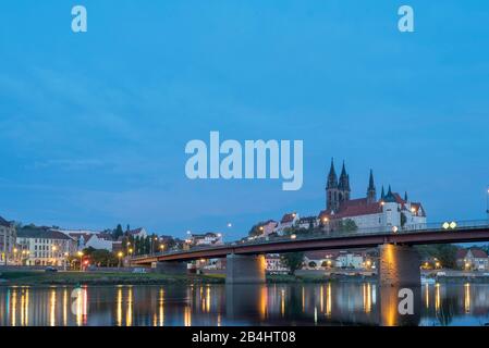 Deutschland, Sachsen, Meissen mit Blick auf die Altstadt von Meissen mit der Elbbrücke und der spätgotischen Albrechtsburg, erbaut im 15. Jahrhundert, gilt als älteste Burg Deutschlands. Stockfoto