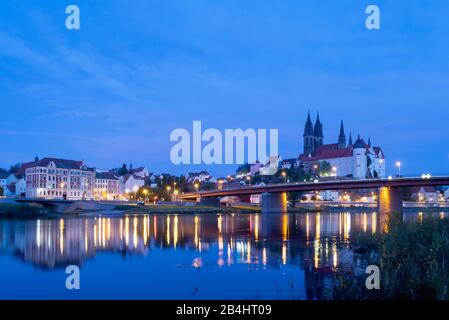 Deutschland, Sachsen, Meissen mit Blick auf die Altstadt von Meissen mit der Elbbrücke und der spätgotischen Albrechtsburg, erbaut im 15. Jahrhundert, gilt als älteste Burg Deutschlands. Stockfoto