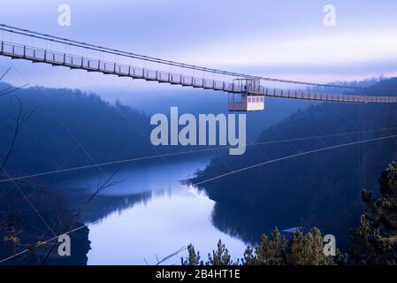 Deutschland, Sachsen-Anhalt, Oberharz, Hängebrücke an der Rappbodetalsperrre, mit 483 Metern eine der längsten Seilhängebrücken der Welt, TitanRT, Blaustunde, Harz. Stockfoto