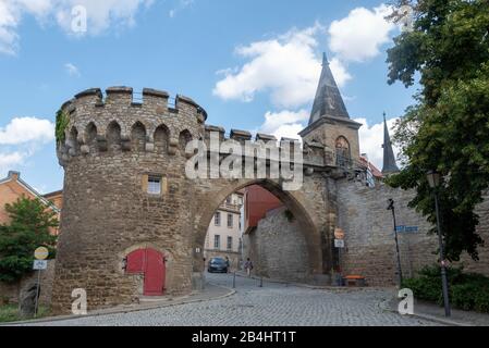 Deutschland, Sachsen-Anhalt, Merseburg, schiefes Tor, erbaut 1430, Befestigungsanlage für das Schloss Merseburg. Stockfoto