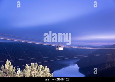 Deutschland, Sachsen-Anhalt, Oberharz, Hängebrücke an der Rappbodetalsperrre, mit 483 Metern eine der längsten Seilhängebrücken der Welt, TitanRT, Blaustunde, Harz. Stockfoto