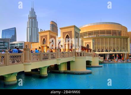 Brücke über den Burj Lake mit der Dubai Mall in Downtown, Dubai, Persischer Golf, Vereinigte Arabische Emirate Stockfoto