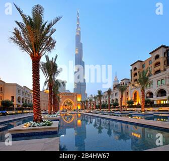 Wasserbecken mit dem Burj Khalifa 828 m in der Dämmerung in der Innenstadt, Dubai, Persischer Golf, Vereinigte Arabische Emirate Stockfoto