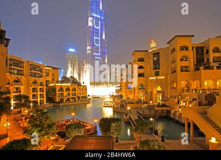 Burj Khalifa 828m und Souk Al Bahar am Burj Lake mit Dubai Fountain in der Nacht in Downtown, Dubai, Persischer Golf, Vereinigte Arabische Emirate Stockfoto