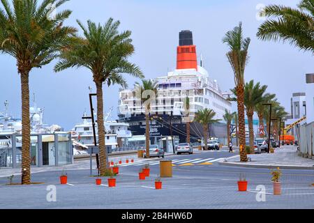 Hotel- und Museumsschiff Queen Elizabeth 2 (QE2) am Pier, Dubai, Persischer Golf, Vereinigte Arabische Emirate Stockfoto