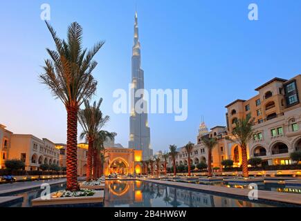 Wasserbecken mit dem Burj Khalifa 828 m in der Dämmerung in der Innenstadt, Dubai, Persischer Golf, Vereinigte Arabische Emirate Stockfoto