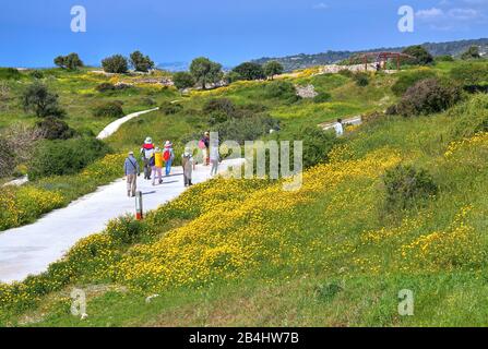 Frühlingslandschaft mit Touristengruppe in der antiken archäologischen Stätte Kourion bei Limassol, Mittelmeerküste, Zypern Stockfoto