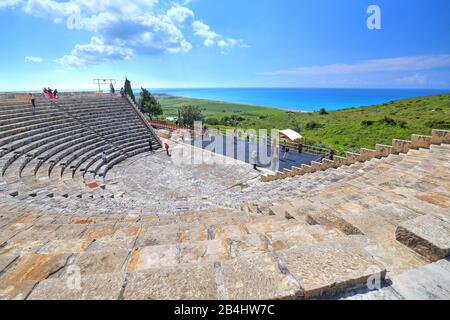 Altes Theater über der Mittelmeerküste in der antiken archäologischen Stätte von Kourion bei Limassol, Mittelmeerküste, Zypern Stockfoto
