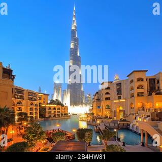 Burj Khalifa 828m und Souk Al Bahar am Burj Lake mit Dubai Fountain in der Dämmerung in Downtown, Dubai, Persischer Golf, Vereinigte Arabische Emirate Stockfoto