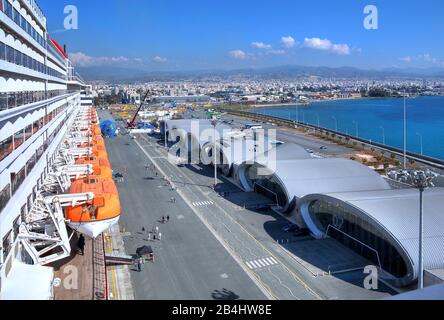 Bootsdeck des Kreuzfahrtschiffs Queen Mary 2 mit Blick auf den Kreuzfahrtterminal Sea und die Stadt Limassol, Bucht von Akrotiri, Mittelmeer, Zypern Stockfoto