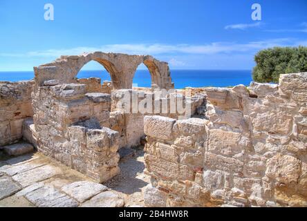 Frühchristliche Basilika über der Klippe in der antiken archäologischen Stätte von Kourion bei Limassol, Mittelmeerküste, Zypern Stockfoto