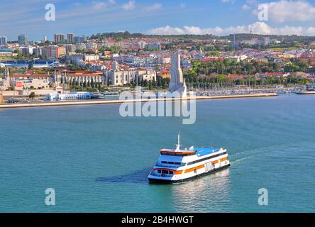 Kloster Jeronimos und Seefahrtsdenkmal am Ufer des Tejo mit Fähre, Lissabon, Portugal Stockfoto