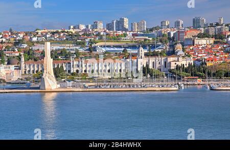 Kloster Jeronimos und Seefahrtsdenkmal am Ufer des Tejo, Lissabon, Portugal Stockfoto