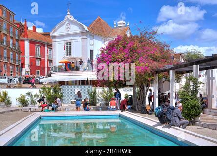 Aussichtsterasse Santa Luzia in der Altstadt mit der gleichnamigen Kirche, Lissabon, Portugal Stockfoto