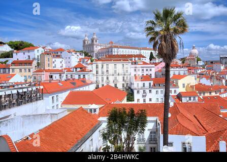 Altstadtdächer mit dem Kloster Sao Vicente de Fora, Lissabon, Portugal Stockfoto