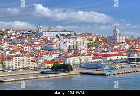 Hafengebiet der Altstadt am Tejo mit dem Kloster Sao Vicente de Fora und der Kirche Santa Engracia, Lissabon, Portugal Stockfoto