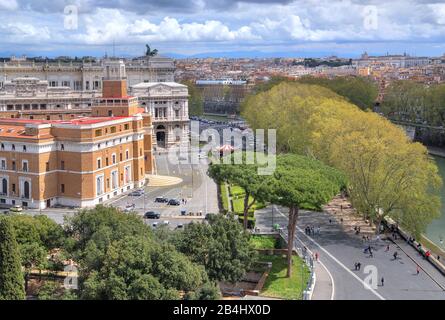 Gerichtsgebäude an der Tiber- und Altstadt, Rom, Latium, Italien Stockfoto