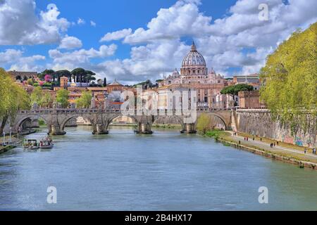 Tiber mit Engelbrücke Gianicolo Hügel und Petersdom, Rom, Latium, Italien Stockfoto