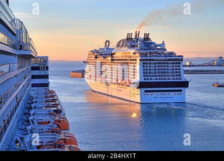 Kreuzfahrtschiff MSC Meraviglia im Hafen, Civitavecchia, Latium, Italien Stockfoto