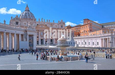 Brunnen auf dem Petersplatz mit Petersdom und Vatikanpalast in Vatikan, Rom, Latium, Italien Stockfoto