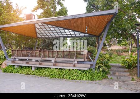 Pavillon im Dengdu Wet Land Park mit Sonnenlicht bei Sonnenuntergang, Zhongshan, Guangdong, China. Stockfoto