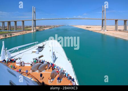 Transatlantikliner Queen Mary 2 vor der Suez-Kanalbrücke in der Nähe von Port Said im Suez-Kanal, Ägypten Stockfoto