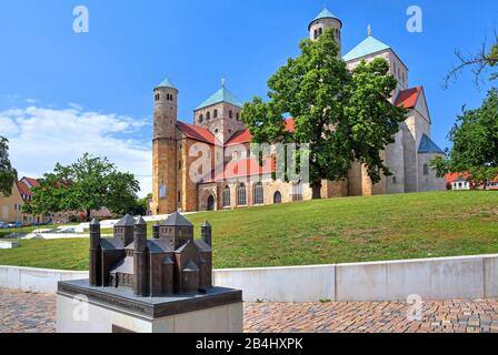 Frühromanische Kirche St. Michael mit Kirchenmodell, Hildesheim, Niedersachsen, Deutschland Stockfoto