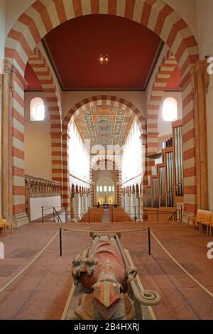 Im Inneren der frühromanischen Kirche St. Michael mit Bernward-Grab, Hildesheim, Niedersachsen, Deutschland Stockfoto