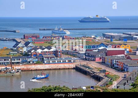 Südhafen mit Seeresort Helgoland und Kreuzfahrtschiff auf der Straße vor der Insel Helgoland, Helgoland Bay, Deutsche Bucht, Nordseeinsel, Nordsee, Schleswig-Holstein, Deutschland Stockfoto