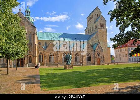 Mariendom Dom mit Bernward-Denkmal, Hildesheim, Niedersachsen, Deutschland Stockfoto