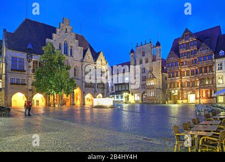 Marktplatz mit Rathaus Rolandbrunnen Tempelhaus und Wedekindhaus in der Abenddämmerung, Hildesheim, Niedersachsen, Deutschland Stockfoto