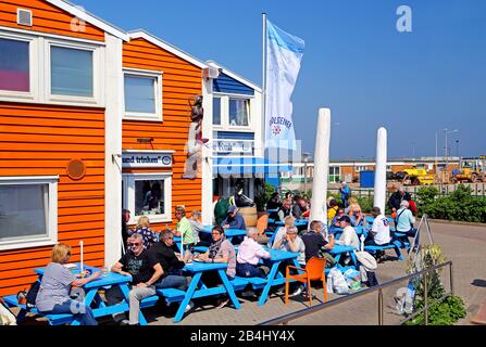 Außenterrasse des Restaurants Bunte Kuh in Hummerbuden am Hafen, Helgoland, Helgoland Bay, Deutsche Bucht, Nordseeinsel, Nordsee, Schleswig-Holstein, Deutschland Stockfoto