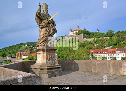 Skulptur des Heiligen Kilian an der Alten Mainbrücke und Festung Marienberg, Würzburg, Maintal, Unterfranken, Franken, Bayern, Deutschland Stockfoto