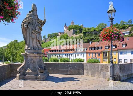 Die heilige Figur auf der alten Mainbrücke und Festung Marienberg, Würzburg, Maintal, Unterfranken, Franken, Bayern, Deutschland Stockfoto