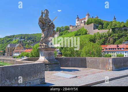 Skulptur des Heiligen Kilian an der Alten Mainbrücke und Festung Marienberg, Würzburg, Maintal, Unterfranken, Franken, Bayern, Deutschland Stockfoto