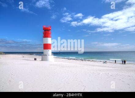 Südstrand mit Leuchtturm auf der Badedüne, Helgoland, Helgoland-Bucht, Deutsche Bucht, Nordseeinsel, Nordsee, Schleswig-Holstein, Deutschland Stockfoto