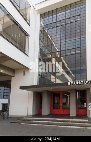 Deutschland, Sachsen-Anhalt, Dessau, Haupteingang, Bauhaus Dessau, Kunst- und Designschule. Stockfoto