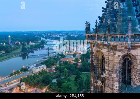 Deutschland, Sachsen-Anhalt, Magdeburg, Blick auf historische Hubbrücke, Sternbrücke, Albin-Müller-Turm und de Stadtpark Rotehorn, Stockfoto