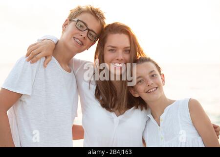 Halb Porträt, Geschwister, lächelnd, umarmend Stockfoto