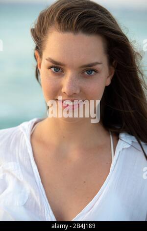 Porträt, Teenager, Lächeln, blaue Augen Stockfoto