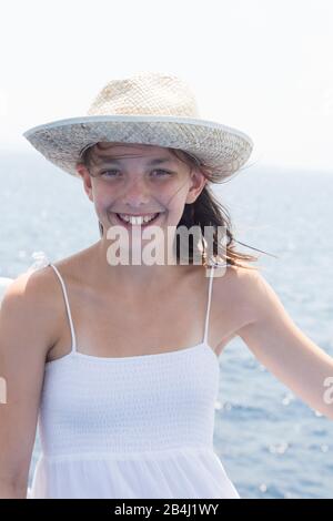 Mädchen mit Sonnenhut, Lächeln, Halbporträt Stockfoto