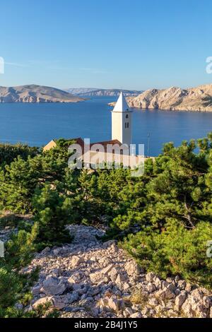 Baska, Kirche Sveti Ivan (Kirche St. Iwan) nach Umbau des Glockenturms Jahr 2019, Insel Krk, Kvarner Bucht, Adriaküste, Kroatien Stockfoto