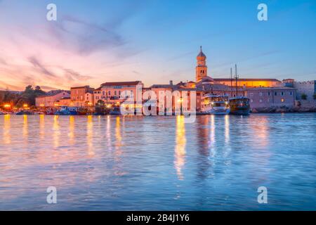 Stadt Krk, Blick auf die Küste in der Dämmerung, Insel Krk, Kvarner Bucht, Adriaküste, Kroatien Stockfoto