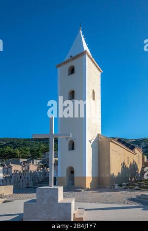 Baska, Kirche Sveti Ivan (Kirche St. Iwan) nach Umbau des Glockenturms Jahr 2019, Insel Krk, Kvarner Bucht, Adriaküste, Kroatien Stockfoto