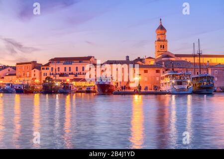 Stadt Krk, Blick auf die Küste in der Dämmerung, Insel Krk, Kvarner Bucht, Adriaküste, Kroatien Stockfoto