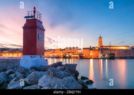 Stadt Krk, Blick vom Leuchtturm in der Dämmerung, Insel Krk, Kvarner Bucht, Adriaküste, Kroatien Stockfoto