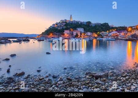 Hafen und historische Stadt Vrbnik, Insel Krk, Bucht Kvarner, Kroatien Stockfoto