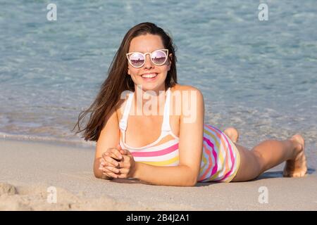 Teenager, Sonnenbrille, Strand, liegen Stockfoto